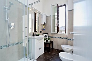 Appartement, 3 slaapkamers | Badkamer | Een douche, een regendouche, een haardroger, een bidet