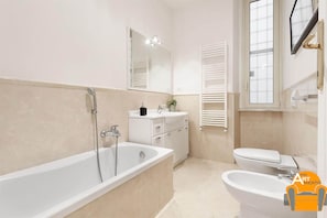Departamento, 3 habitaciones | Baño | Regadera tipo lluvia, secadora de cabello, bidet, toallas 