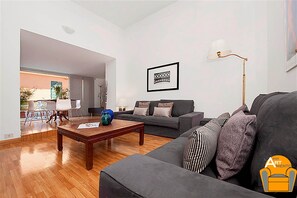 Departamento, 2 habitaciones | Área de sala de estar | Televisión de pantalla plana 