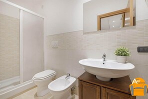 Apartamento, 2 quartos | Banheiro | Chuveiro, chuveiro com efeito de chuva, secador de cabelo, bidê