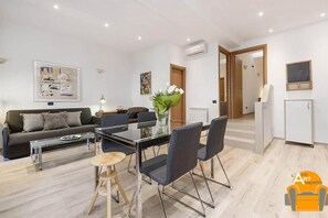 Apartment, 2 Schlafzimmer | Essbereich im Zimmer