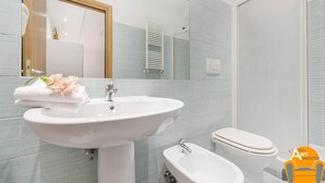 Apartment, 2 Schlafzimmer | Badezimmer | Dusche, Regendusche, Haartrockner, Bidet