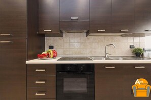 Appartement, 2 slaapkamers | Privékeuken | Een koelkast met diepvriezer, een microgolfoven, een oven, een kookplaat