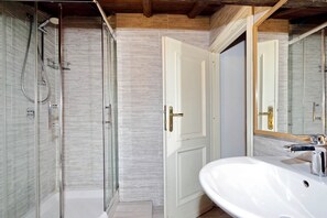 Appartement, 2 chambres (Fidelio 2) | Salle de bain | Douche, douche à « effet pluie », sèche-cheveux, bidet