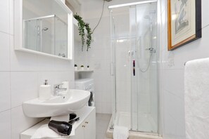 Apartment, 1 Schlafzimmer | Badezimmer | Dusche, Haartrockner, Bidet, Handtücher