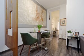 Apartment, 1 Schlafzimmer | Essbereich im Zimmer