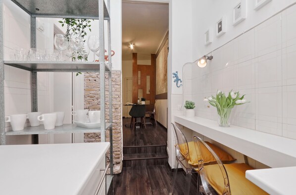 Apartment, 1 Bedroom | Dapur peribadi | Peti sejuk/penyejuk beku saiz penuh, ketuhar gelombang mikro, dapur