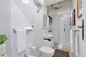 Appartement, 1 chambre | Salle de bain | Douche, sèche-cheveux, bidet, serviettes fournies