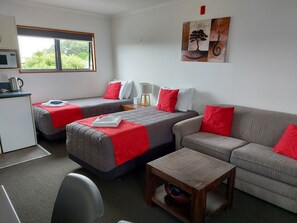 Family Quadruple Room | Living area | Smart TV, DVD player - Bayside Holiday Units (Whitianga)