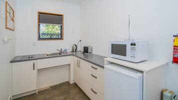 Standard-Dreibettzimmer | Eigene Küche | Kühlschrank, Wasserkocher mit Kaffee-/Teezubehör, Wasserkocher, Toaster