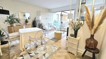 Télévision, livres, chaîne hi-fi