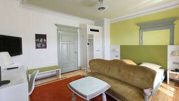 Hypo-allergenic bedding, in-room safe, desk, blackout curtains