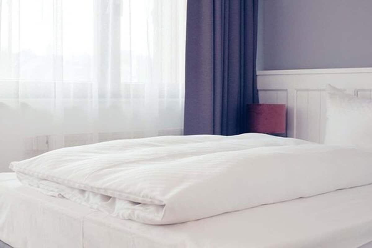 Hypo-allergenic bedding, in-room safe, desk, blackout drapes