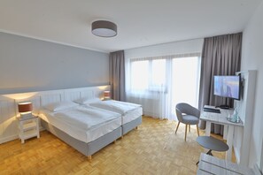 Hypo-allergenic bedding, in-room safe, desk, blackout drapes