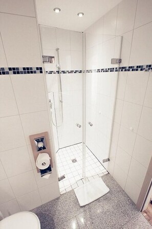 Single Room | Bathroom | Shower, free toiletries, hair dryer, towels - hotel-21 (Schwäbisch Hall)