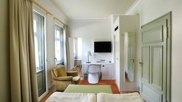 Hypo-allergenic bedding, in-room safe, desk, blackout curtains