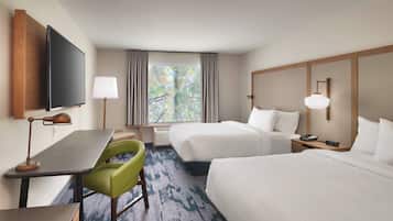 Caja de seguridad en la habitación, muebles diferentes y escritorio