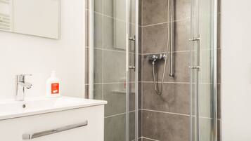 Dusche, Haartrockner, HandtĂŒcher