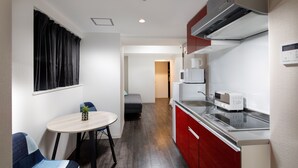 基本四人房 | 私人小型廚房 | 雪櫃、微波爐、爐具、廚房用具/餐具/器皿