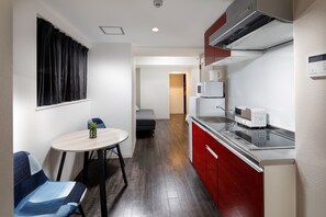 Basic Quadruple Room | Private kitchenette | Fridge, microwave, stovetop, cookware/dishes/utensils - Flat34 Kitahorie (Osaka)