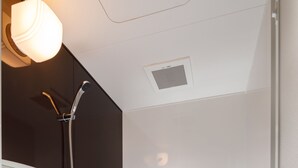 基本四人房 | 浴室 | 獨立浴缸及淋浴設備、免費梳洗用品、風筒、拖鞋