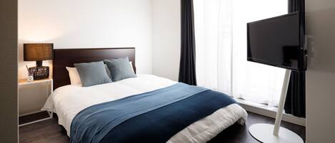 Desk, laptop workspace, iron/ironing board, free WiFi