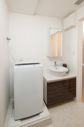 Basic Quadruple Room | Laundry - Flat34 Kitahorie (Osaka)