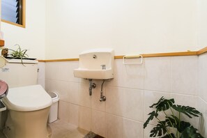 บ้านพัก (Kamenoko) | ห้องน้ำ | ฝักบัวในอ่างอาบน้ำ, ของใช้ในห้องน้ำฟรี, ไดร์เป่าผม, รองเท้าสวมภายในห้อง