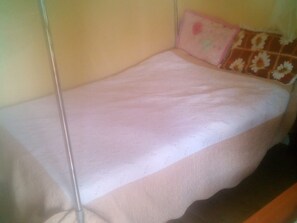 Kamar Single | Meja kerja dan seprai linen