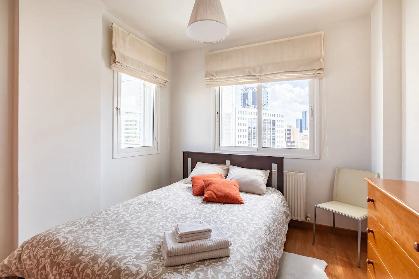 3 habitaciones, escritorio y espacio para trabajar con laptop 