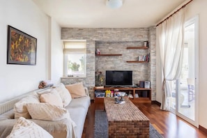 Smart TV, Netflix, books, streaming services
