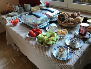 Se ofrece un desayuno continental (7.5 EUR por persona)