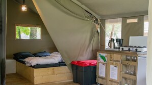 Tent (Safari tent 6 persons ) | Private kitchenette | Stovetop, highchair, cookware/dishes/utensils - Camping le Confluent (Comblain-au-Pont)