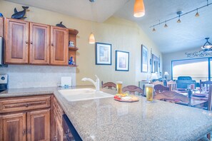 Fridge, microwave, oven, stovetop - Sonoran Sea W-501 Down By The Sea Wonderful and Spacious Oceanfront (Puerto Peñasco)