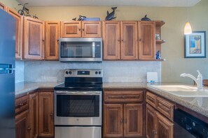 Fridge, microwave, oven, stovetop - Sonoran Sea W-501 Down By The Sea Wonderful and Spacious Oceanfront (Puerto Peñasco)