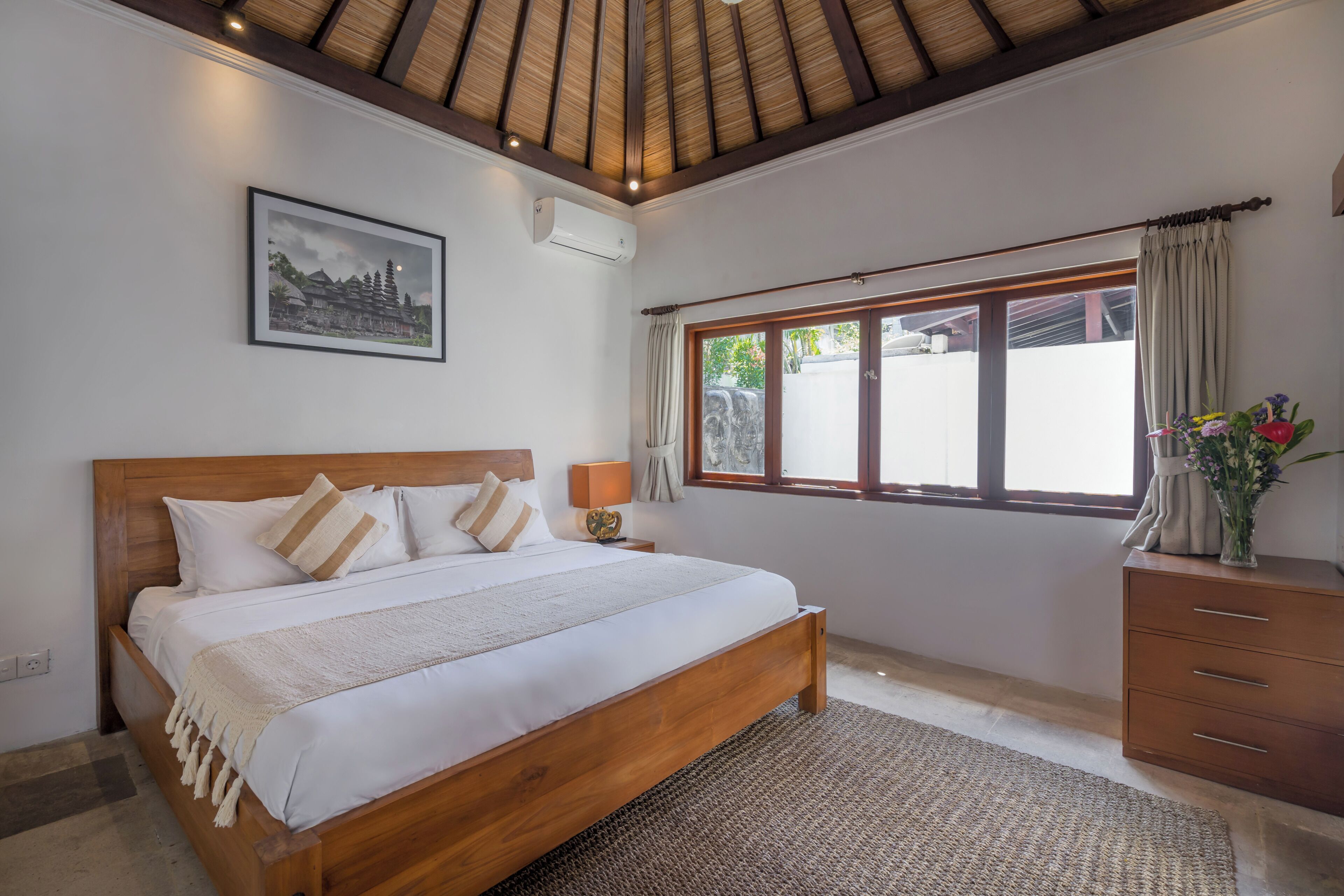 Tabla de planchar con plancha, cuna de viaje, wifi gratis y ropa de cama