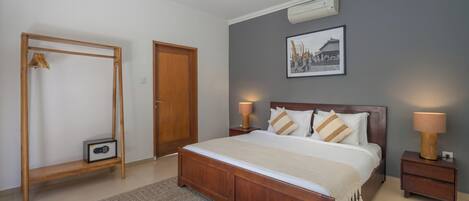 Iron/ironing board, travel cot, free WiFi, bed sheets