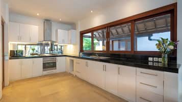 Coffee/tea maker, fridge, microwave, oven