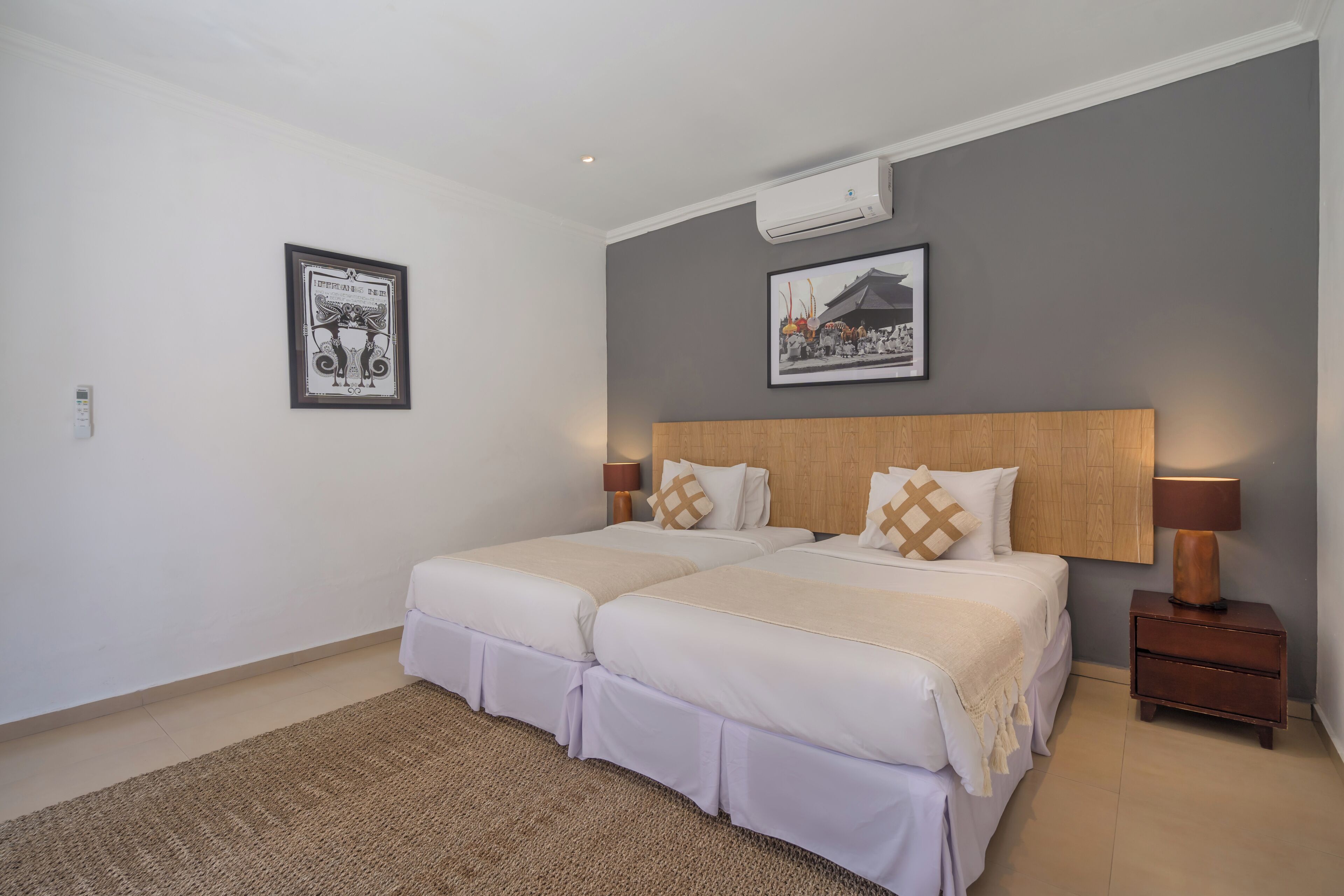 Tabla de planchar con plancha, cuna de viaje, wifi gratis y ropa de cama