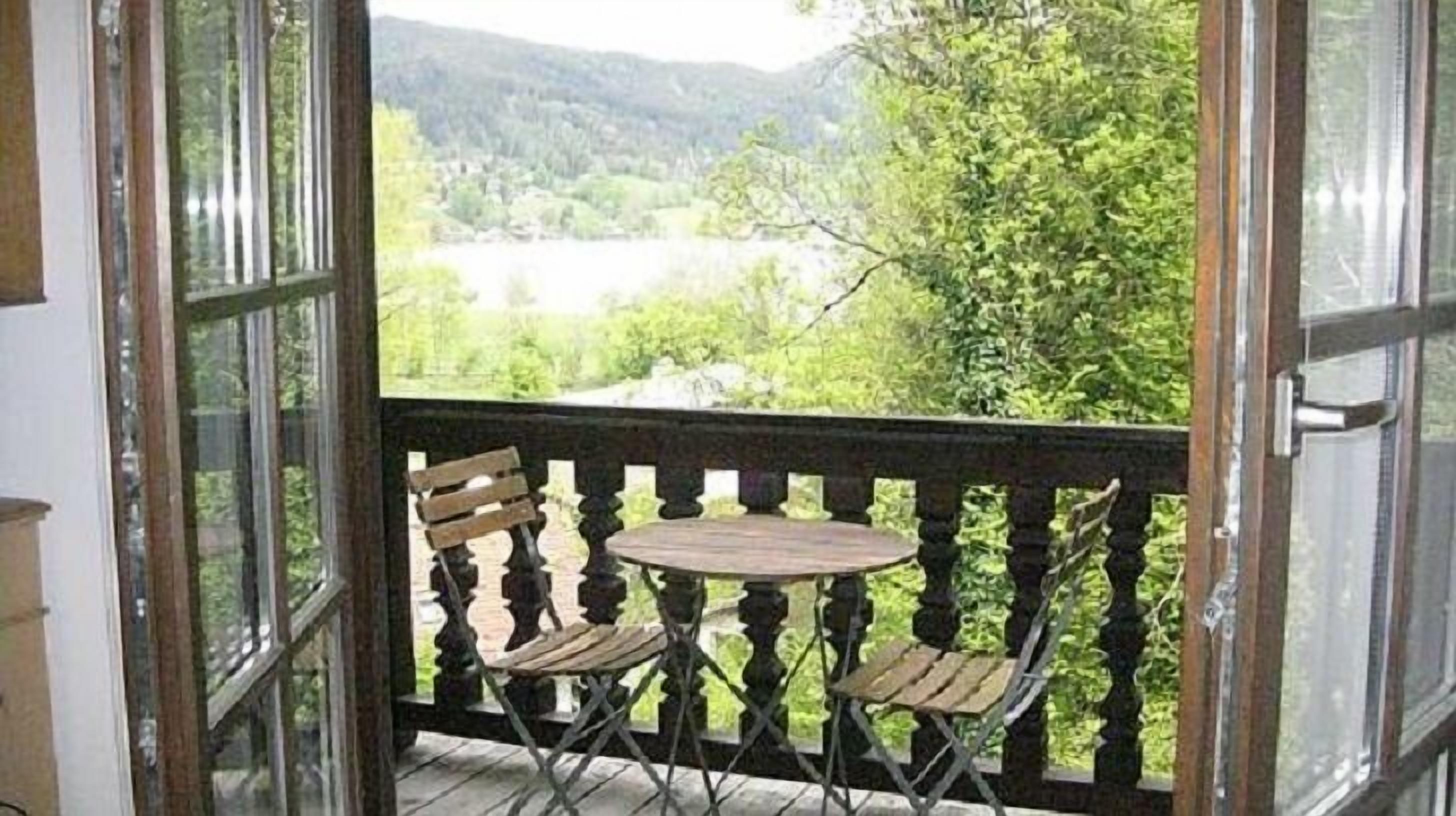 Balkon mit Sitztischchen