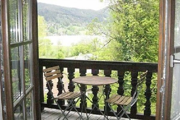 Balkon mit Sitztischchen