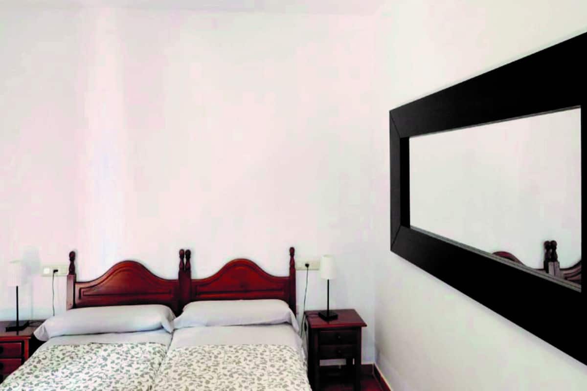 Hypo-allergenic bedding available, in-room safe, soundproofing