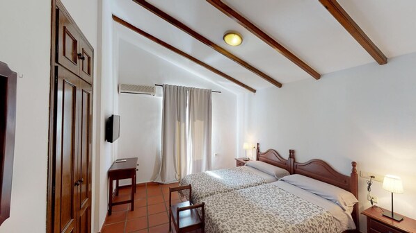 Allergitestade sängkläder och värdeförvaringsskåp på rummet