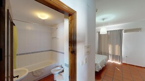 Ropa de cama hipoalergénica y caja de seguridad en la habitación 