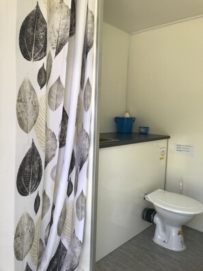 Buồng tắm vòi sen, khăn tắm 