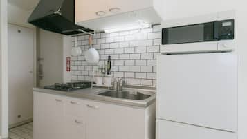 Departamento (5-A) | Cocineta privada | Refrigerador, microondas, parrilla de estufa y utensilios de cocina