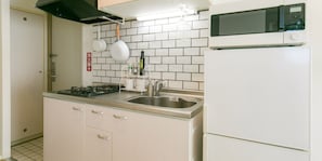 Departamento (5-A) | Cocineta privada | Refrigerador, microondas, parrilla de estufa y utensilios de cocina