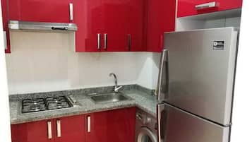 Apartemen | Dapur pribadi | Lemari es besar, kompor, dan peralatan masak/sendok-piring