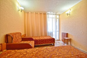 Tabla de planchar con plancha y ropa de cama