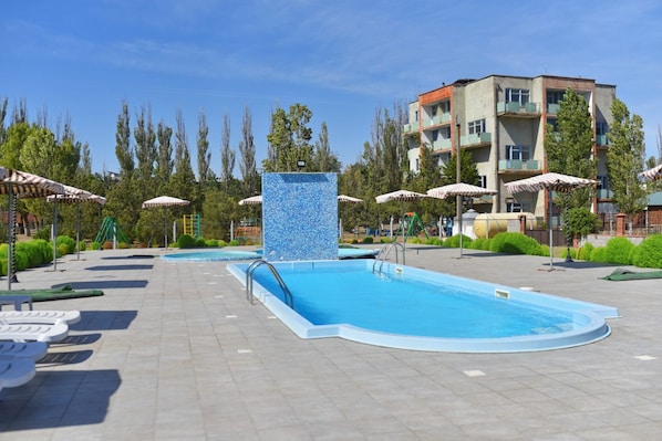 Una piscina al aire libre de temporada